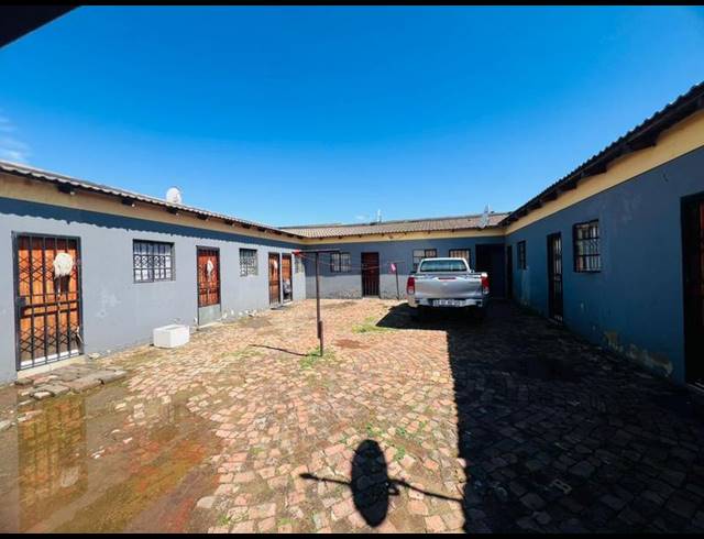 9 BEDROOM HOUSE FOR SALE IN LEACHVILLE EXT 3